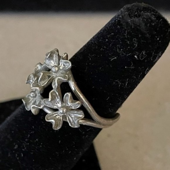 Antique Unique Open Flowers Adjustable Unmarked Silver Ring sits at a 5.5 - Picture 9 of 10